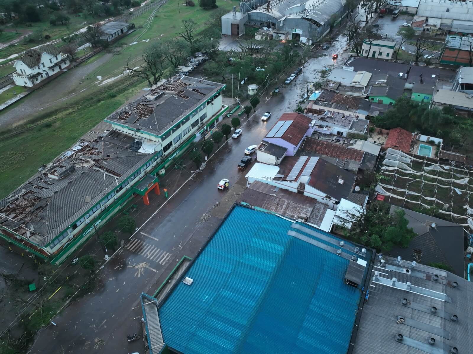 Fenômeno da natureza: microexplosão deixa mais de 1,2 mil casas destelhadas em São Luiz Gonzaga (RS)