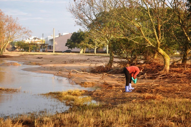 Furg São Lourenço do Sul realiza Mutirão e Remada Ambiental recolhendo 85 kg de resíduos à beira da Lagoa dos Patos