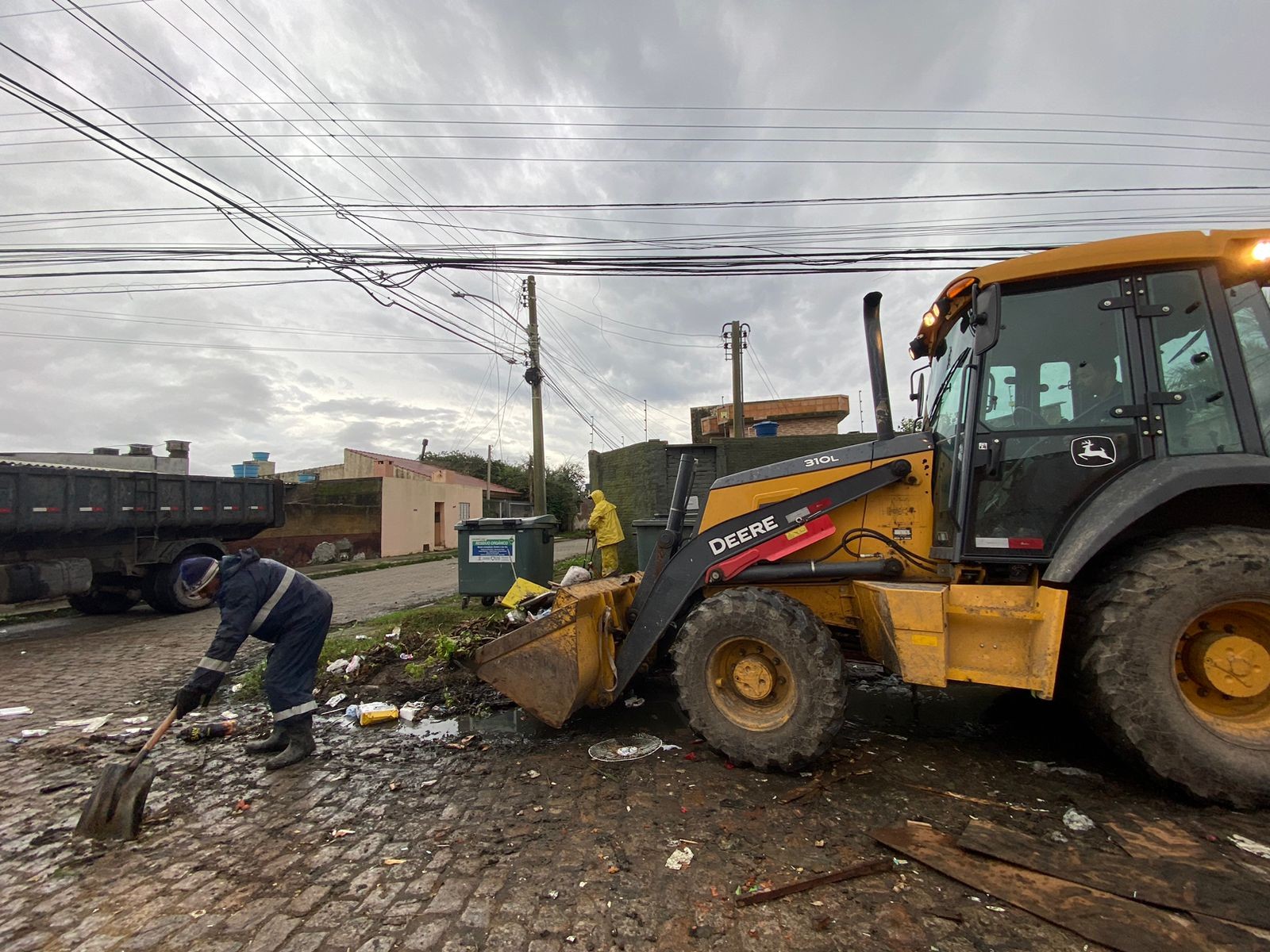 Equipes da Zeladoria de RG seguirão em pontos atingidos pela enchente para recolhimento de inertes