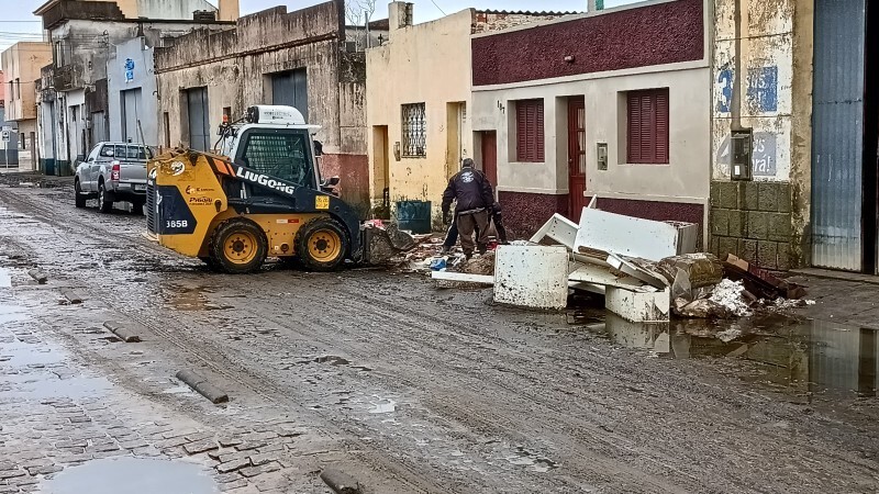Secretaria de Obras de São José do Norte continua trabalhos de remoção de areia de contenção na cidade