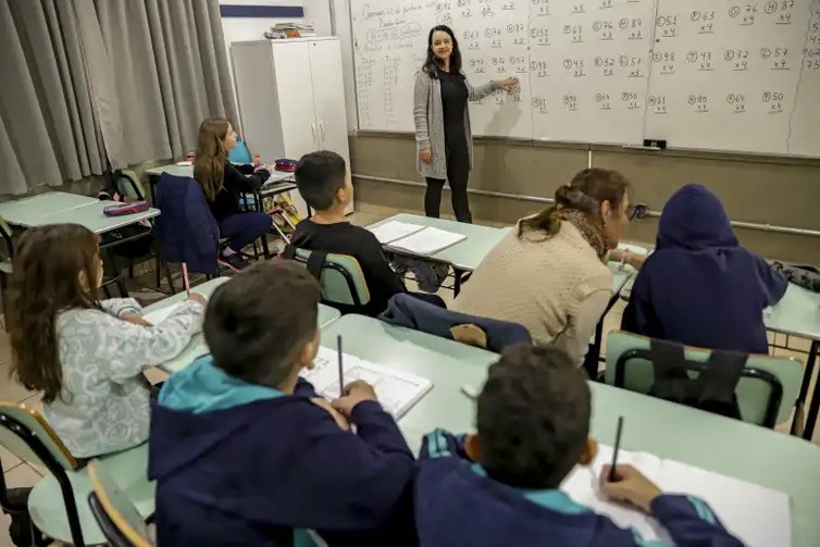 Alunos gaúchos atingidos pelas enchentes continuam sem aulas