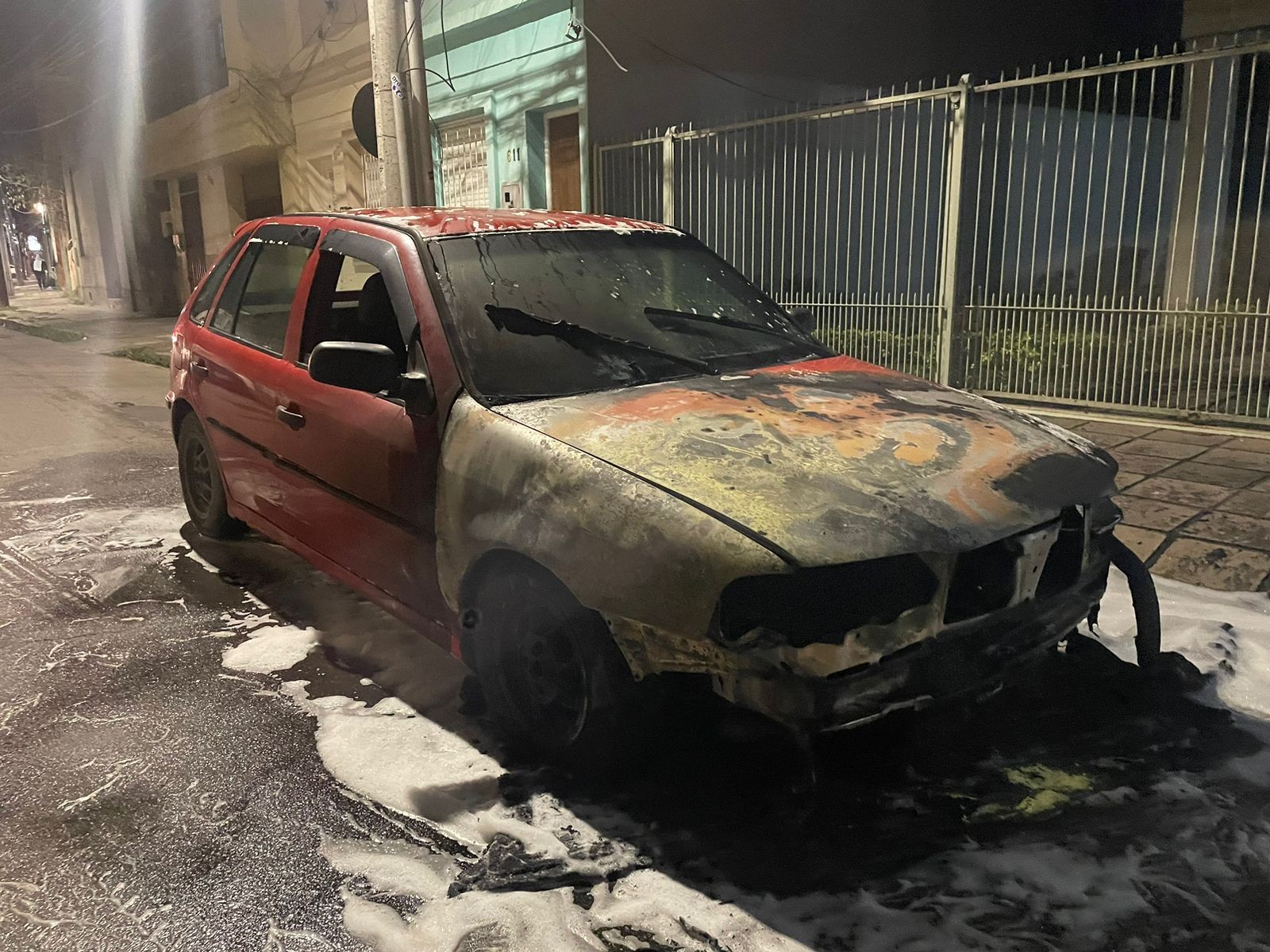 Veículo pega fogo no Centro de Rio Grande