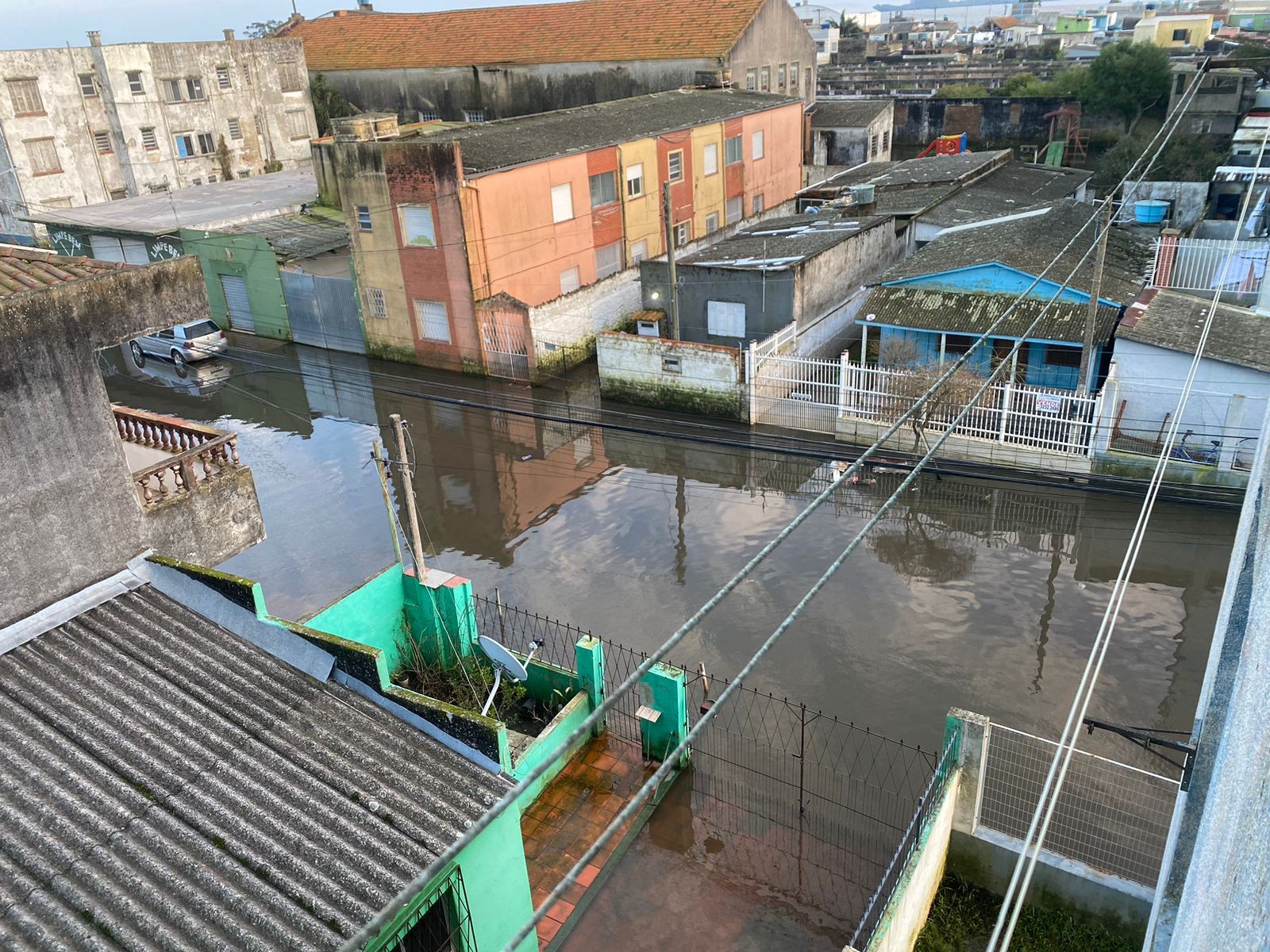 Lagoa volta a subir e invadir ruas de Rio Grande e São José do Norte na manhã desta sexta-feira (28)