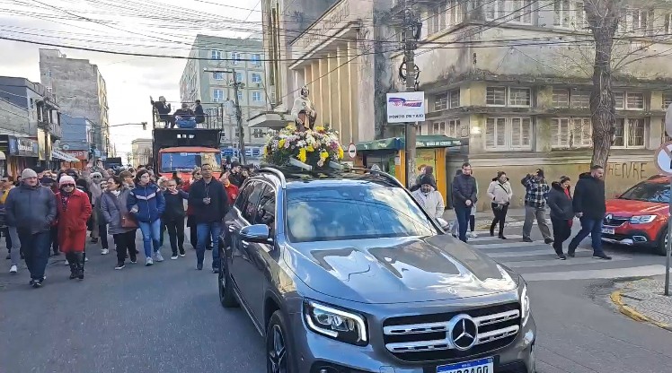 Procissão de São Pedro reuniu centenas de fiéis neste sábado (29)