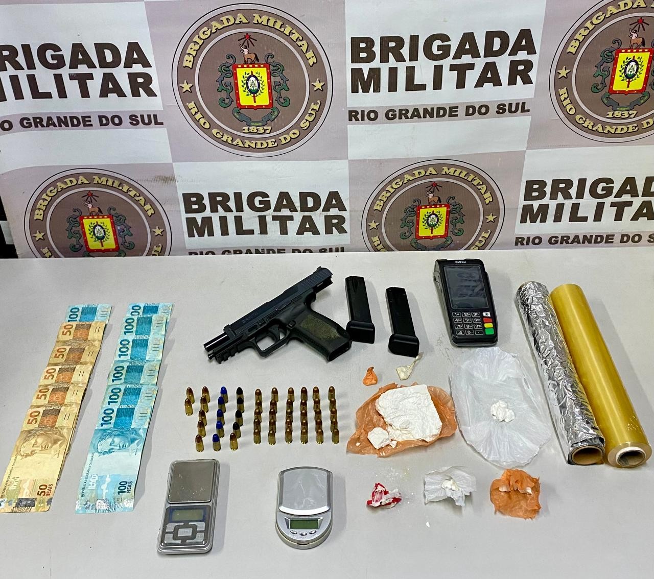 Homem é preso por tráfico de entorpecentes e porte ilegal de arma na Vila Braz, em Rio Grande