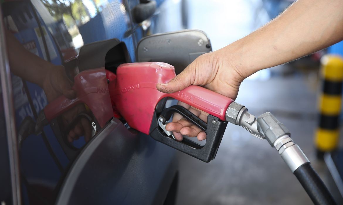 Gasolina fica mais cara a partir desta terça-feira (9)