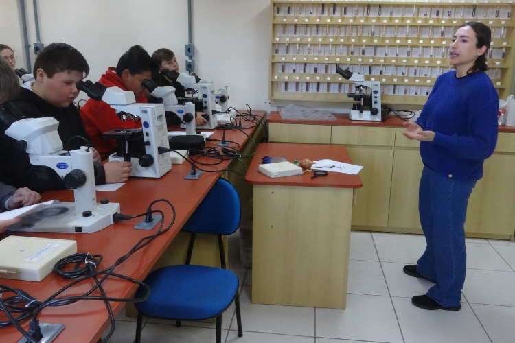 Alunos de São Lourenço do Sul visitam o Laboratório de  Microscopia da Furg - SLS