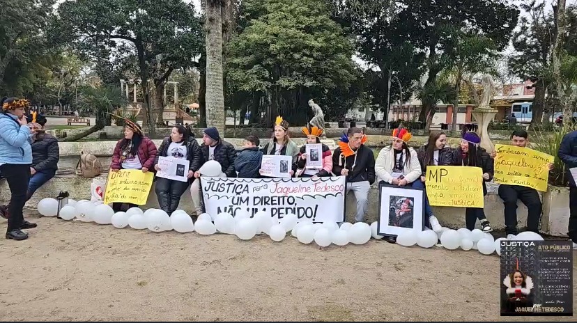 Familiares e amigos de Jaqueline Tedesco realizam ato em homenagem a jovem 
