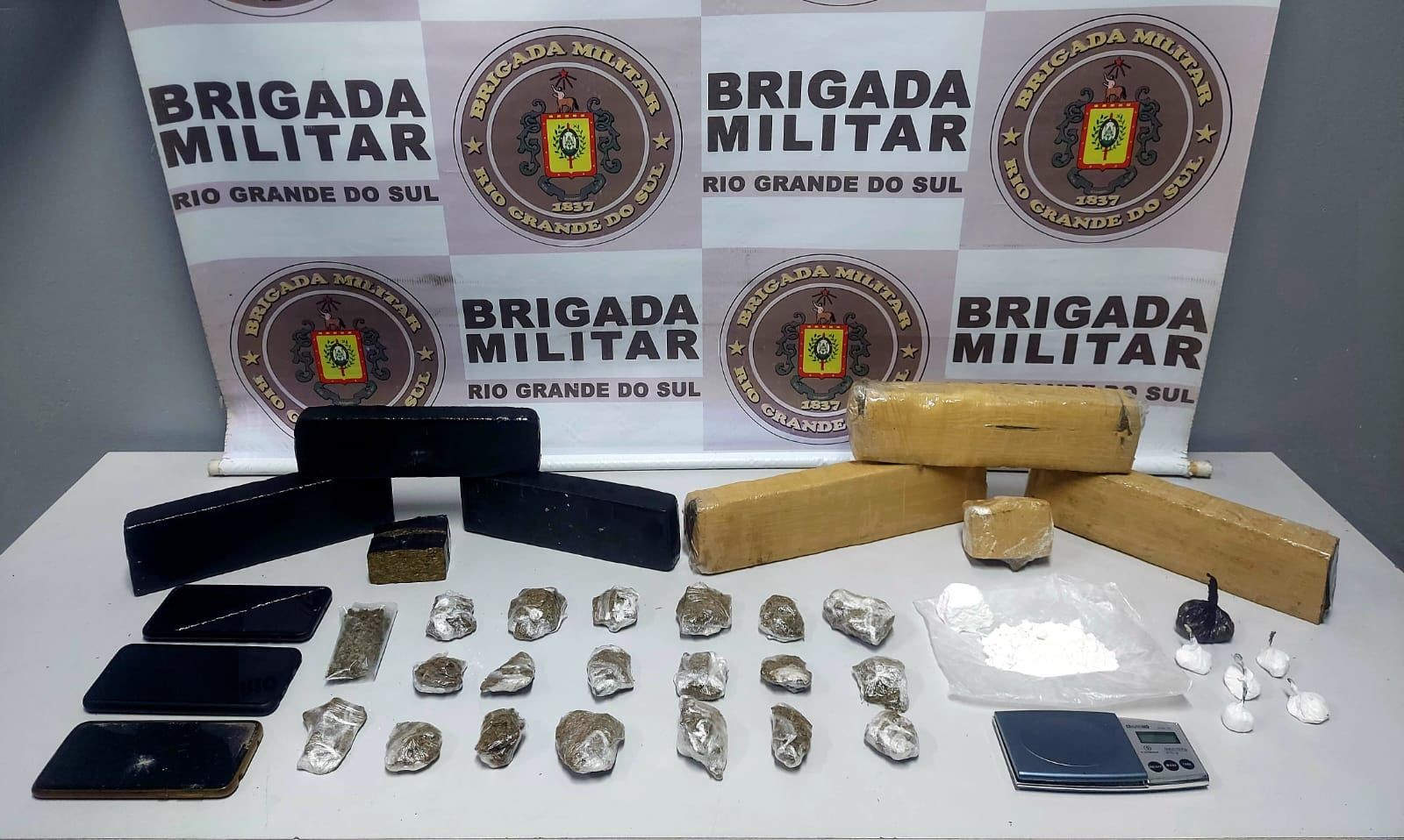 5º BPChq prende homens na Vila da Quinta por tráfico de drogas