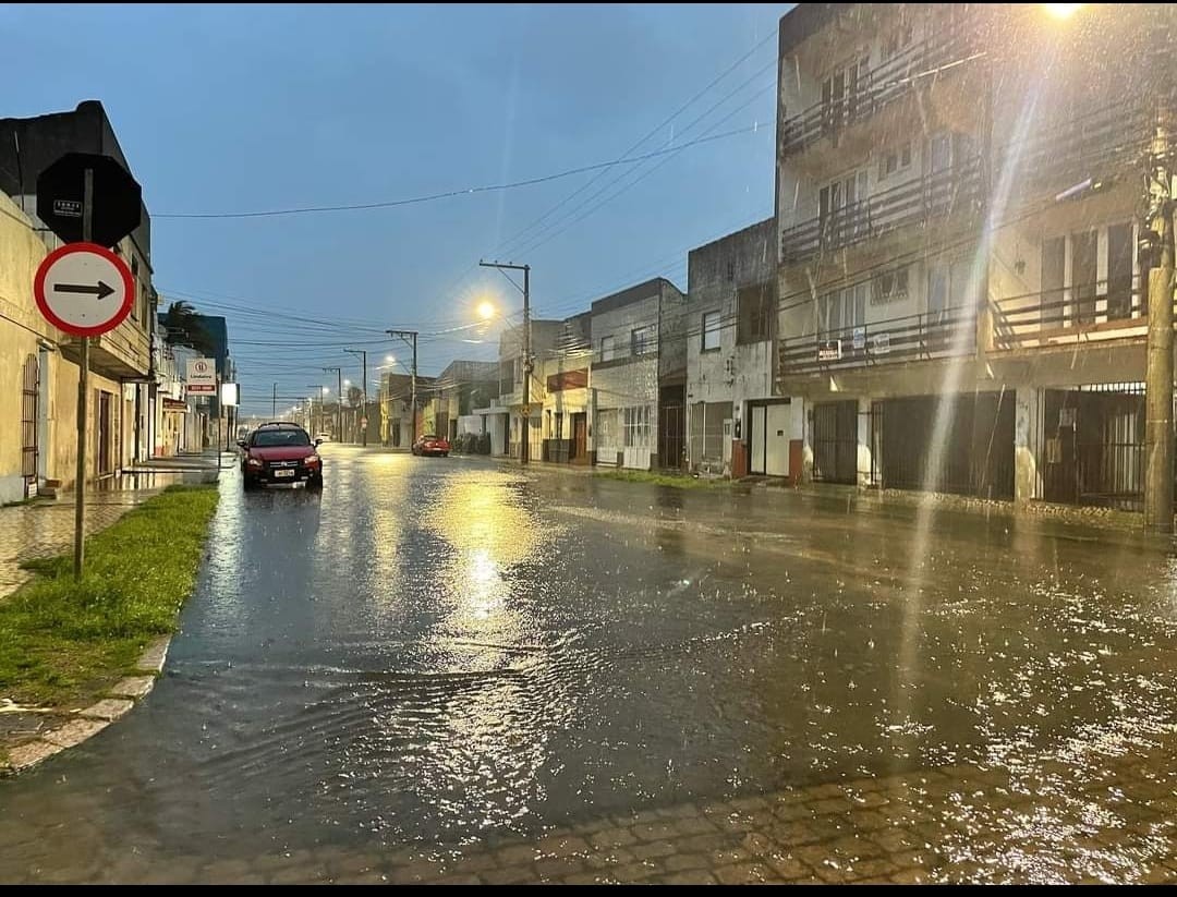 Chuva deixa ruas alagadas e prefeitura do Rio Grande pede que moradores não saiam de casa