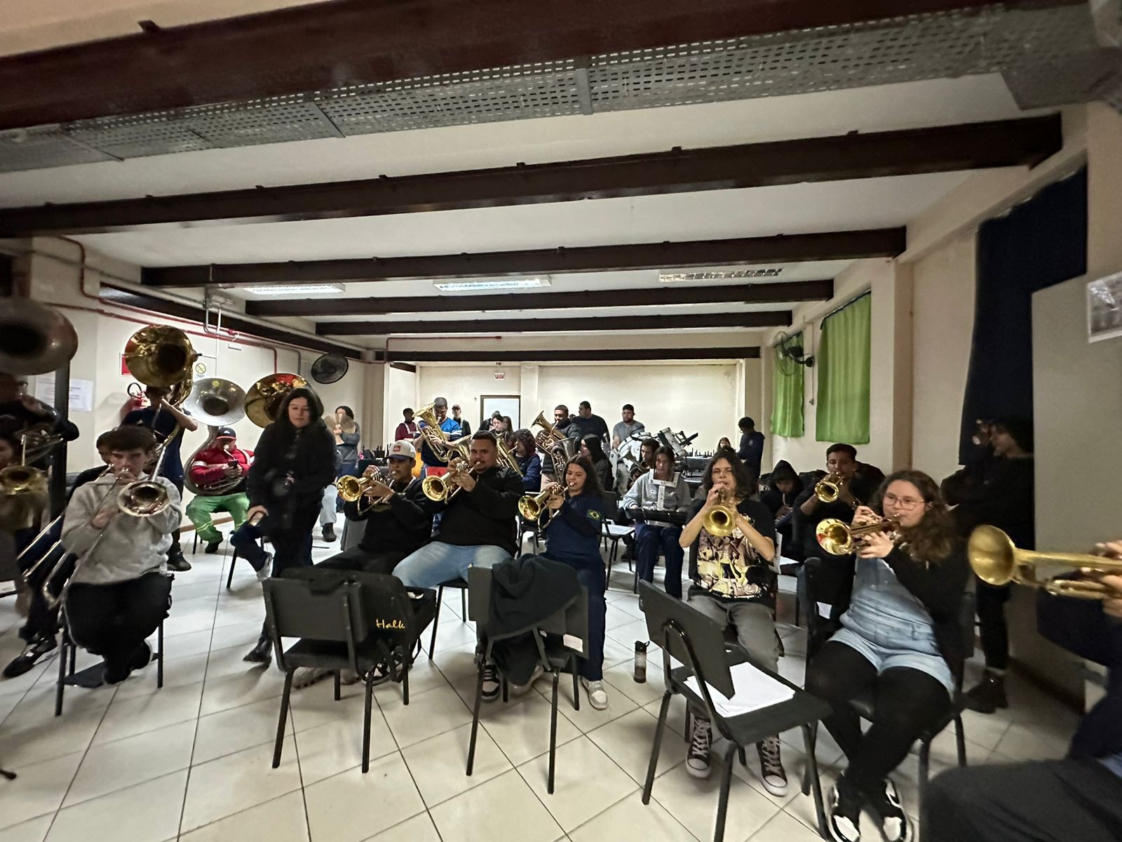 Banda Marcial da Escola Helena Small prepara-se para uma série de apresentações