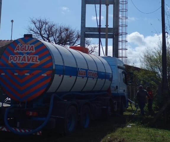 Corsan distribui água potável para voluntários e atingidos pela chuva em Rio Grande