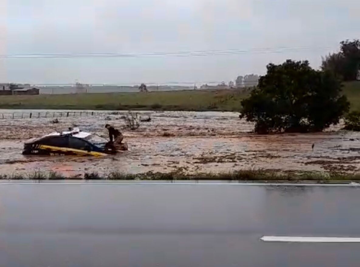 VÍDEO: Carro da PRF é arrastado após rompimento de barragem na BR-116, em Camaquã 