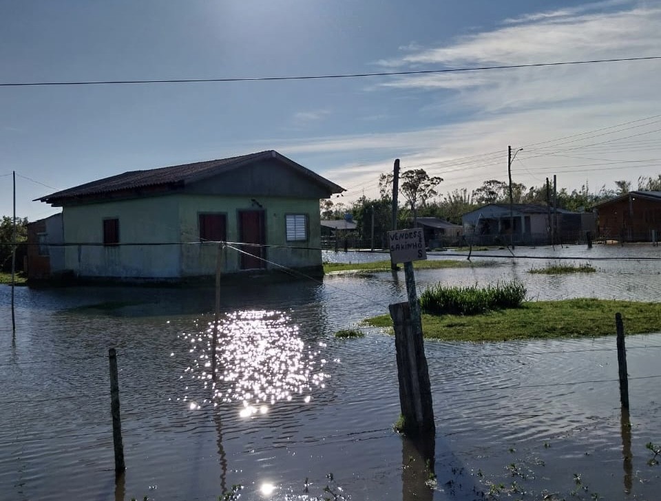 Água sobe na Ilha da Torotama e atinge casas nos arredores
