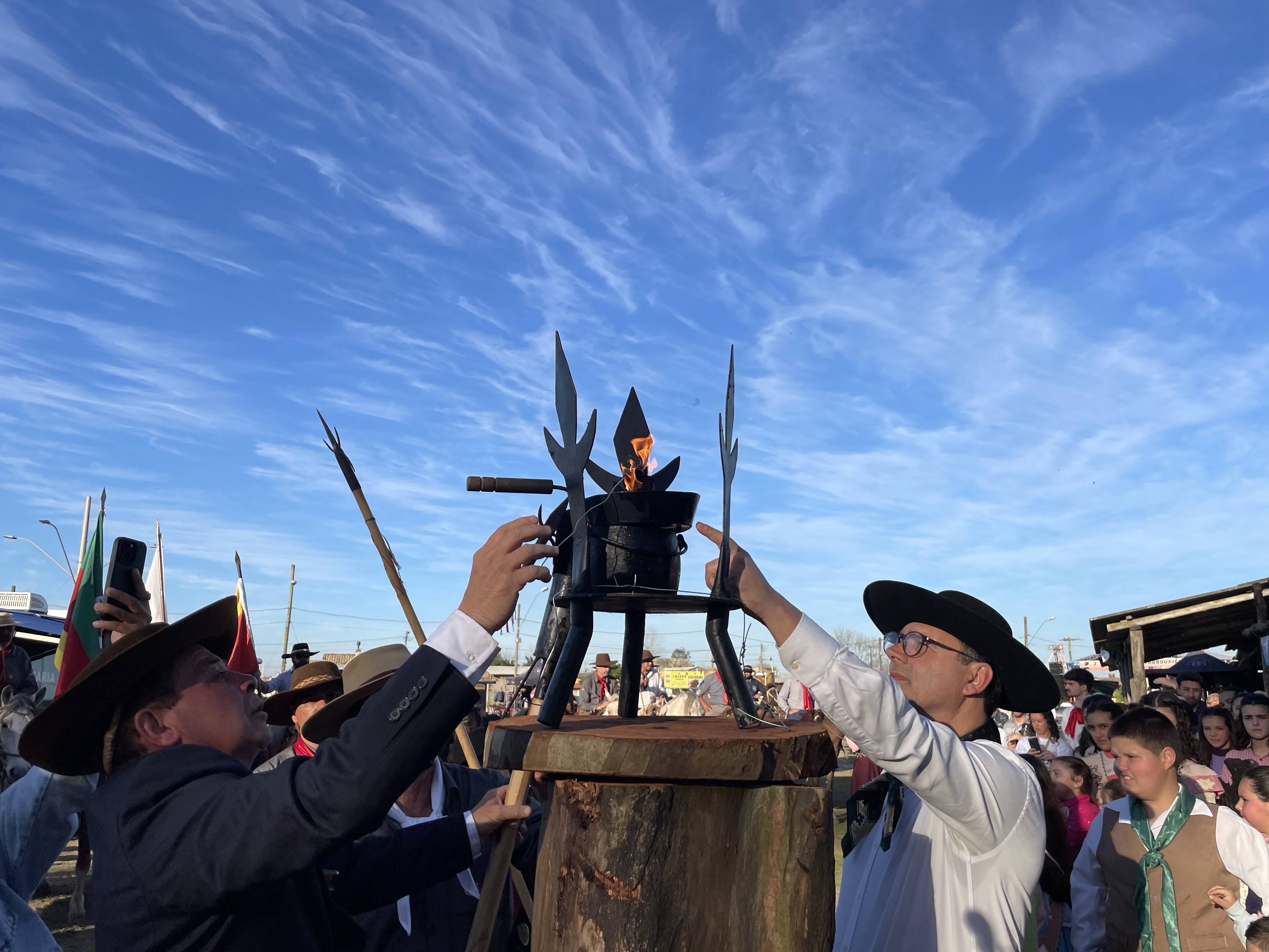 Acampamento Farroupilha tem início oficial com acendimento da Chama Crioula