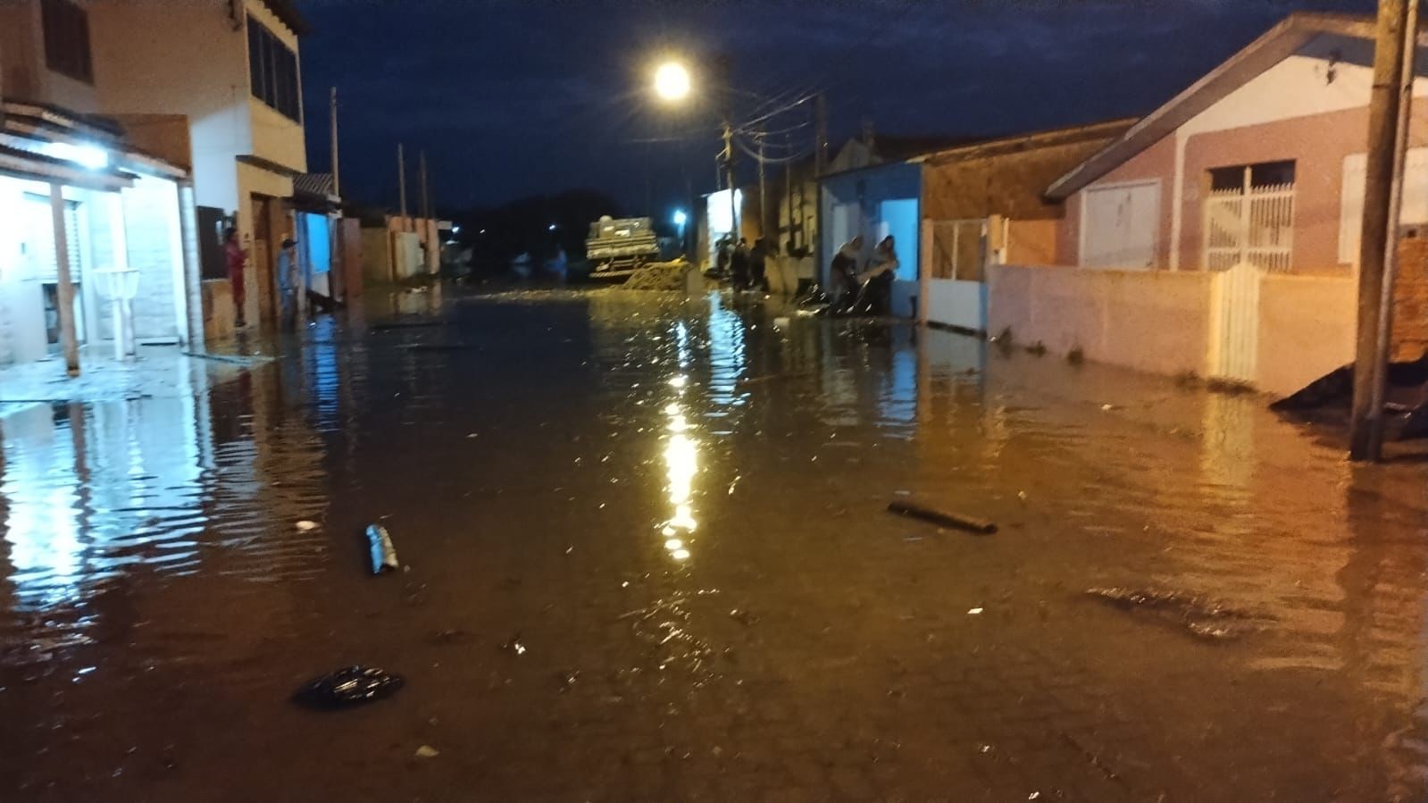 Alerta: chuva deve intensificar alagamentos em Rio Grande