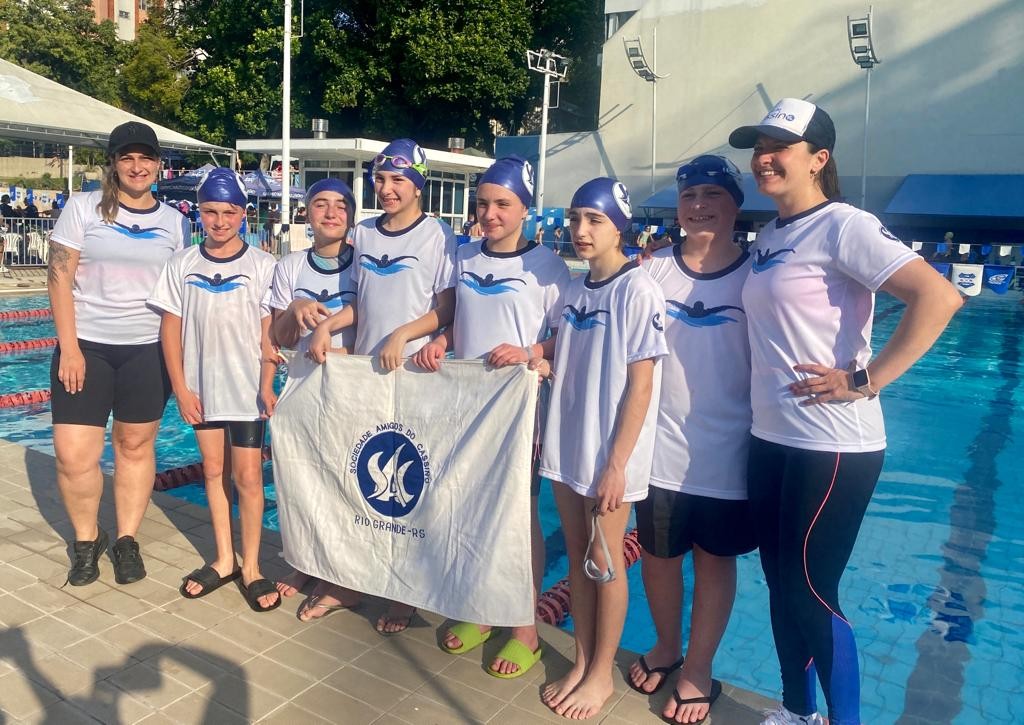 Atletas rio-grandinos participam de etapa do circuito estadual de natação, em POA