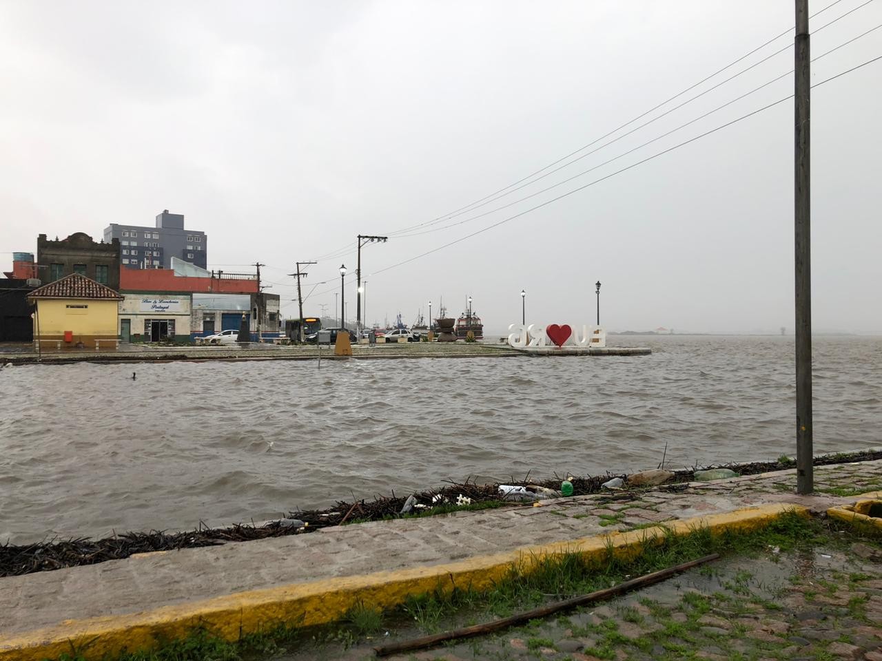 Defesa Civil Estadual mantém alerta de chuvas intensas para Rio Grande na terça-feira (19)