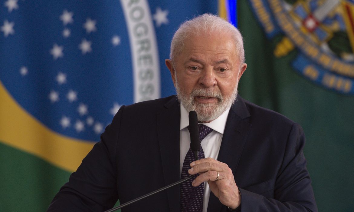 Lula vai operar quadril no final do mês e usará andador para locomover-se após o procedimento