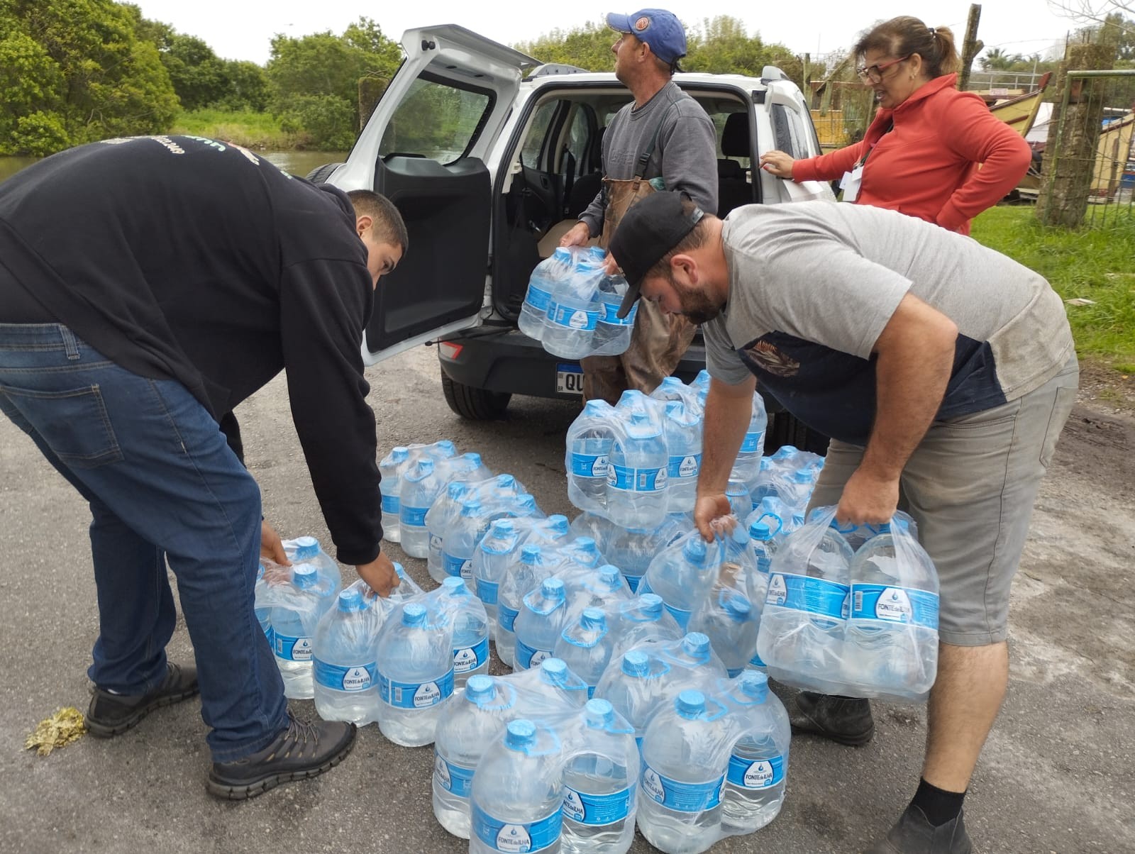 Grupo De Mãos Dadas leva esperança à Ilha dos Marinheiros com doação de água potável