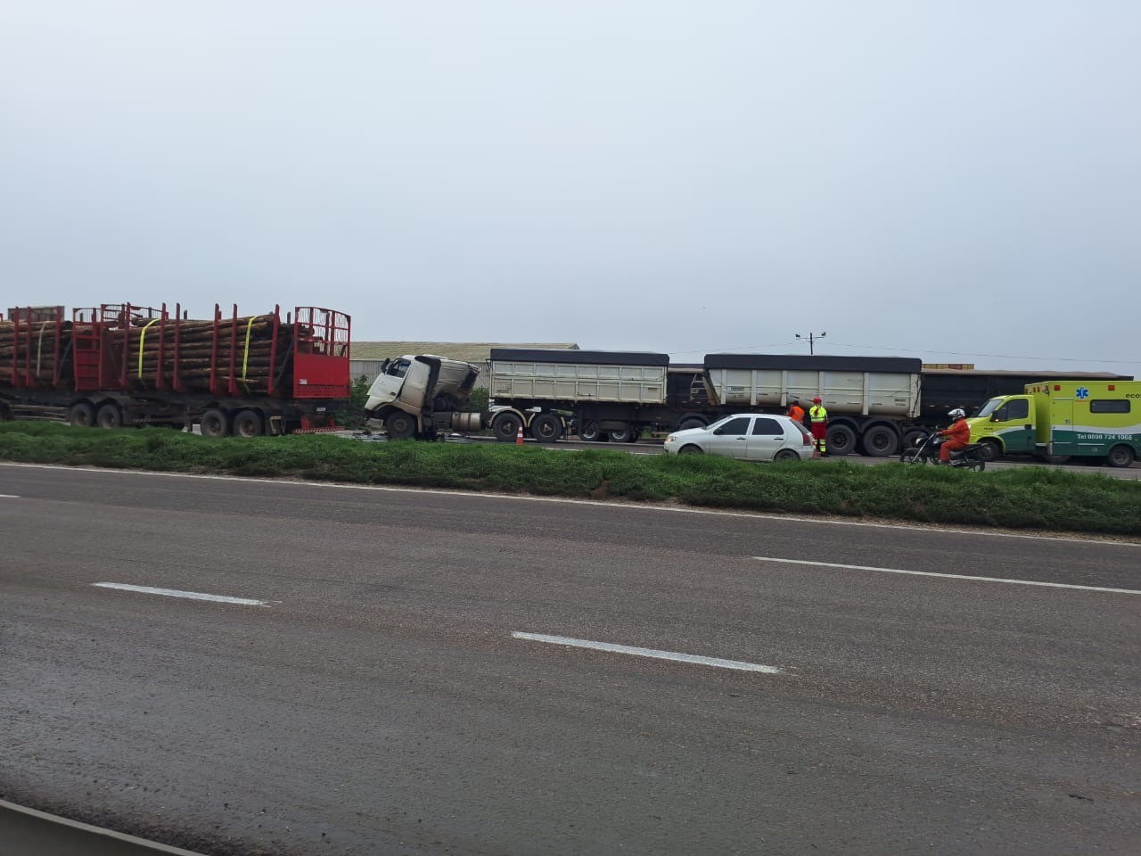 Acidente entre caminhões causa lentidão no trânsito na BR-392, em Rio Grande