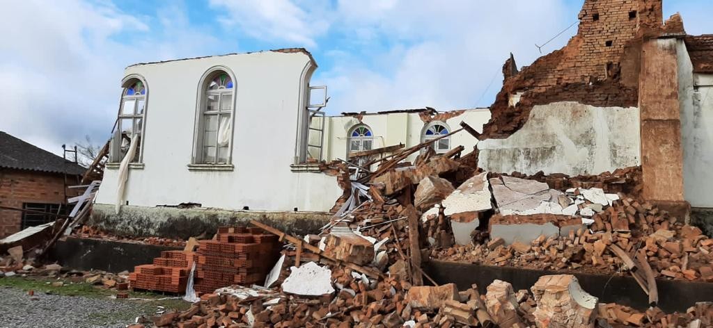 Igreja centenária desaba na Colônia de Pelotas após ter a estrutura afetada pelas chuvas