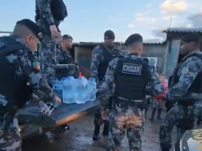 Brigada Militar entrega doações às vítimas das enchentes em Rio Grande