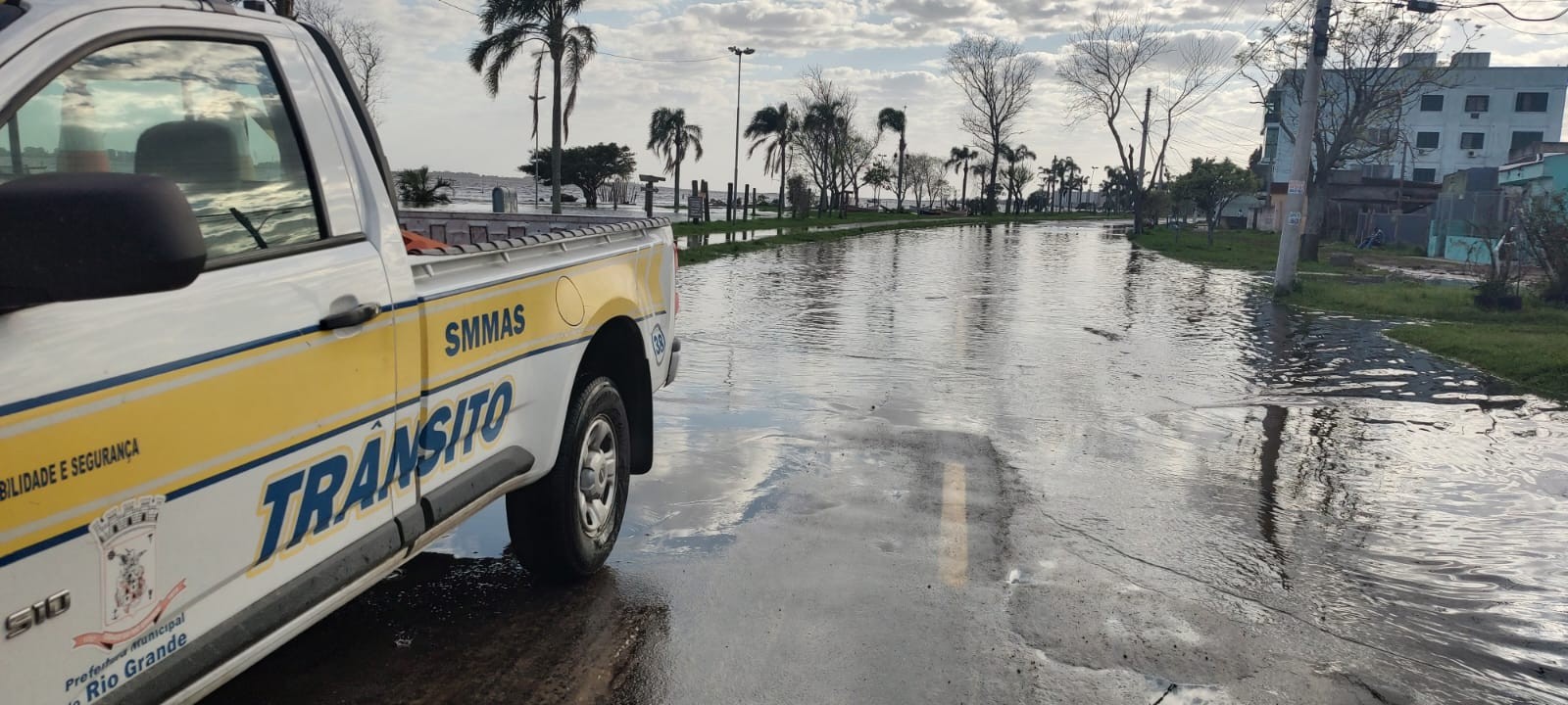 Suba da água na Lagoa dos Patos causa interrupções de trânsito em Rio Grande