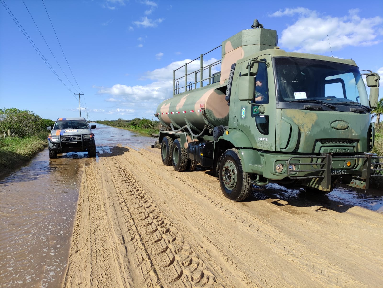 Ação conjunta da Defesa Civil e Exército auxilia famílias na Ilha da Torotama