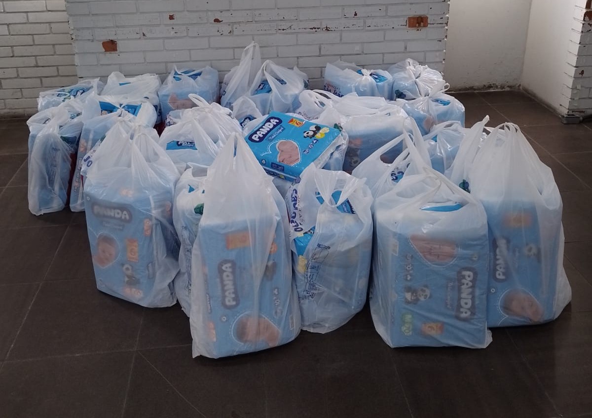 Grupo Amigas do HU entrega 5.500 fraldas para famílias atingidas pelas enchentes em RIo Grande