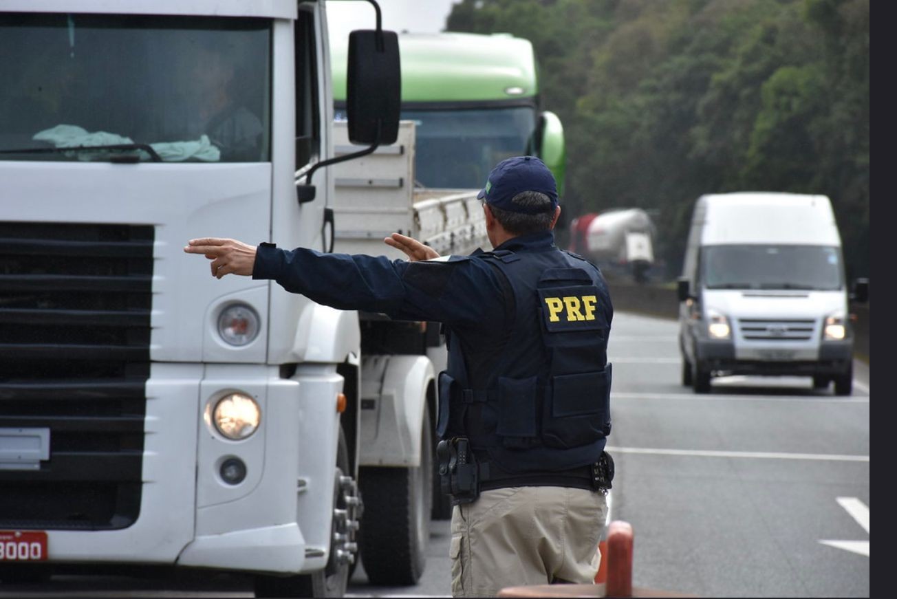 PRF recupera caminhão e prende estelionatário em Pelotas