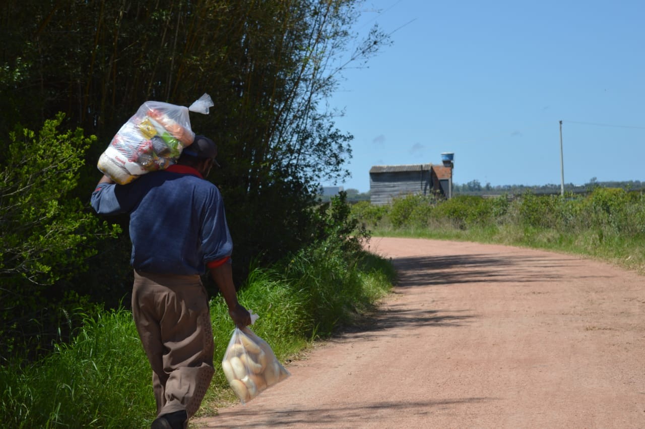 Equipes do executivo municipal entregam 1.040 cestas básicas aos moradores da região das Ilhas
