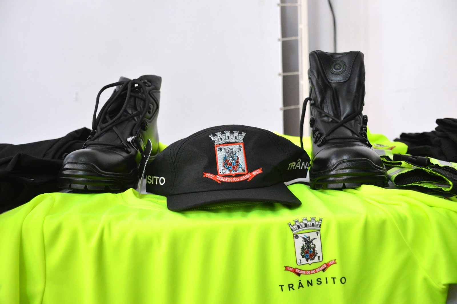 Agentes de trânsito de Rio Grande recebem novos uniformes e materiais
