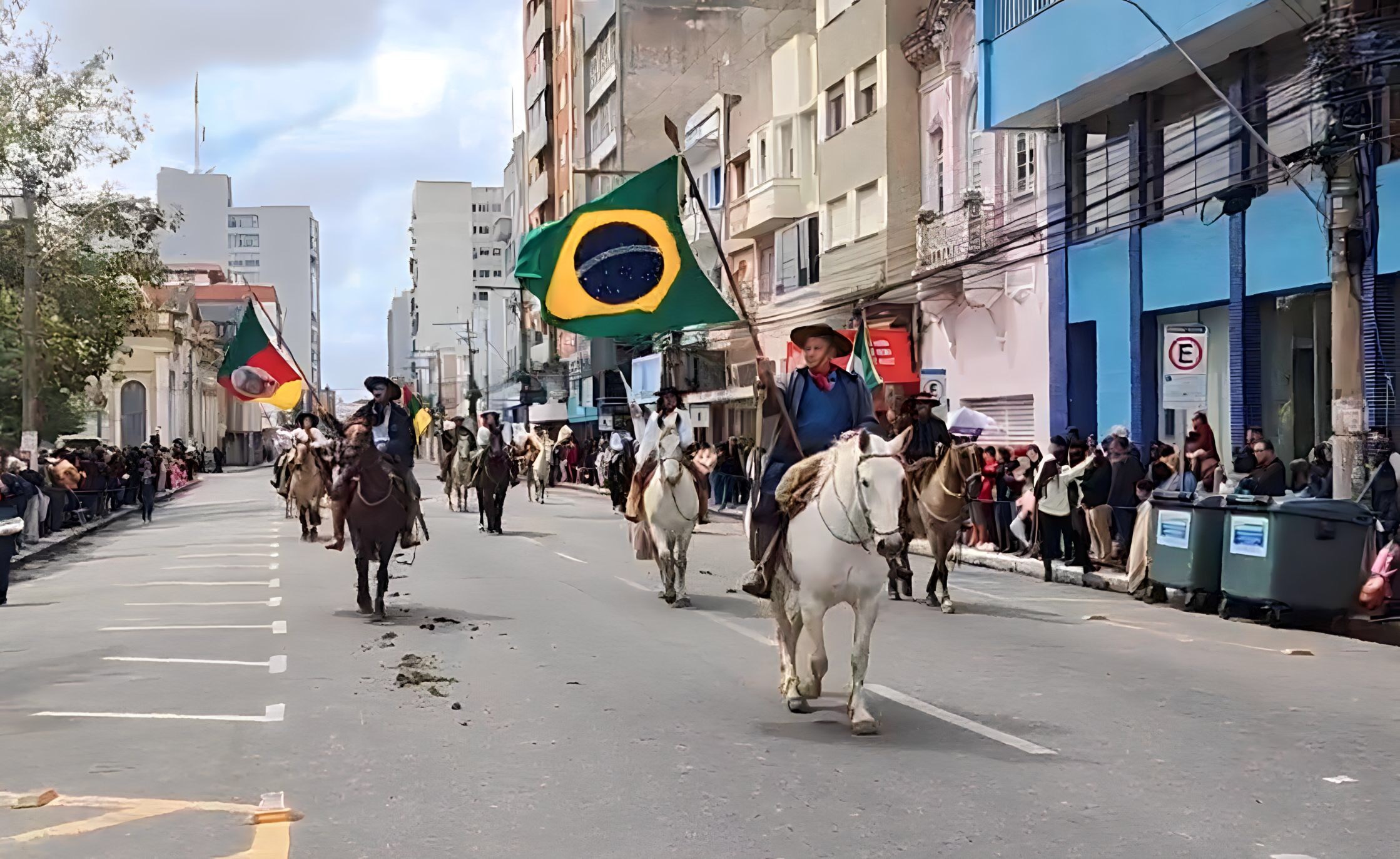 Feriado (12) em Rio Grande foi marcado pelo Desfile de Cavalarianos