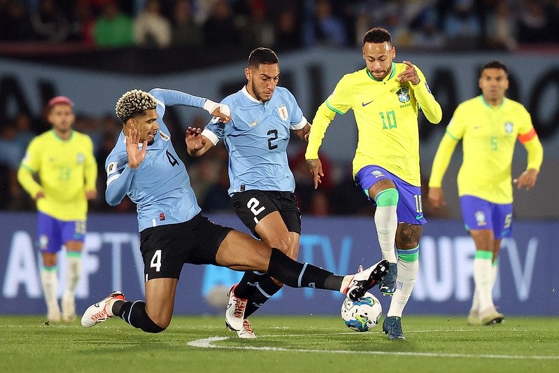 Em jogo melancólico, Brasil perde para o Uruguai e quebra tabu de 22 anos