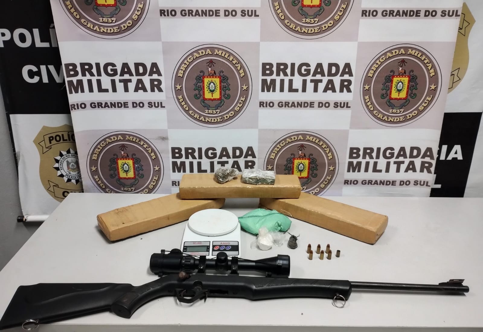 Homem é preso por tráfico e posse de arma durante esta madrugada (19)