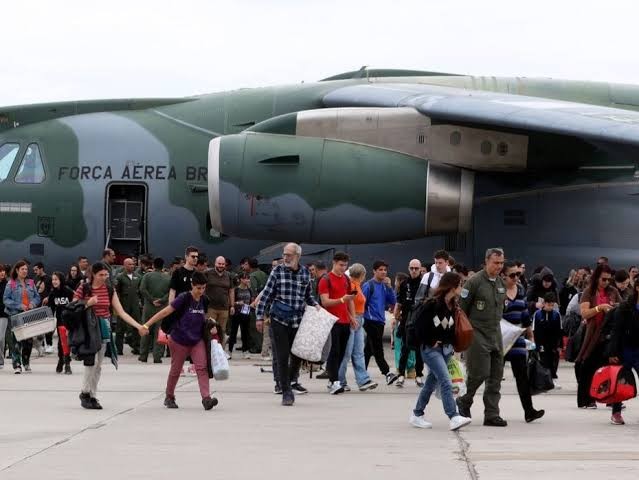 Oitavo voo com repatriados brasileiros deixa Tel Aviv