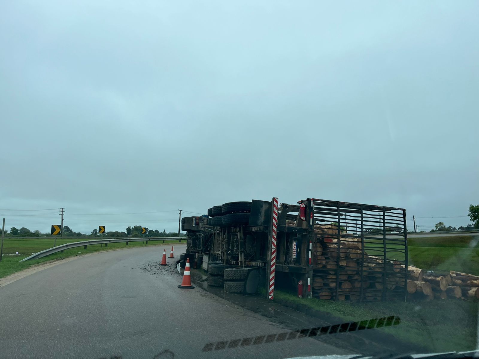 Caminhão de carga tomba próximo à Quinta, em Rio Grande
