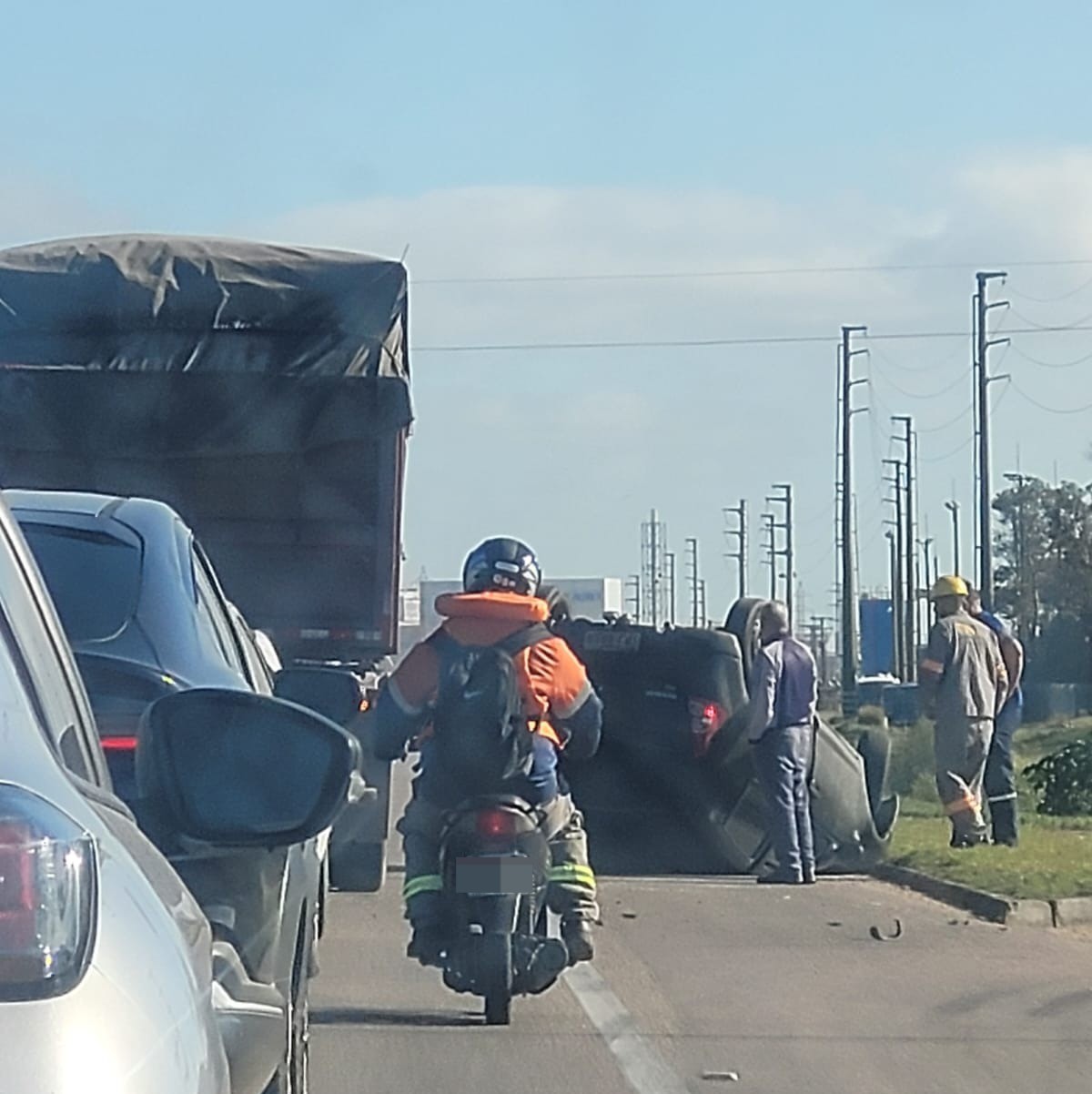 Capotamento de veículo é registrado na BR-392, em Rio Grande