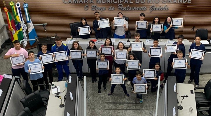 Estudantes do projeto Câmara Jovem são diplomados