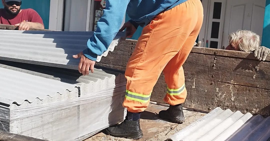 Após baixa da Lagoa dos Patos, Defesa Civil de Rio Grande retoma entrega de telhas