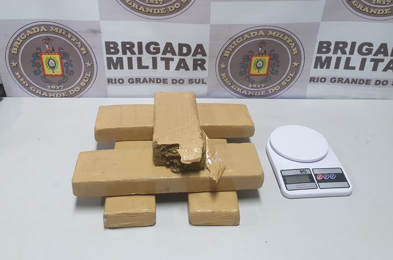 Brigada Militar de Rio Grande prende homem por tráfico de drogas nesta madrugada (4)