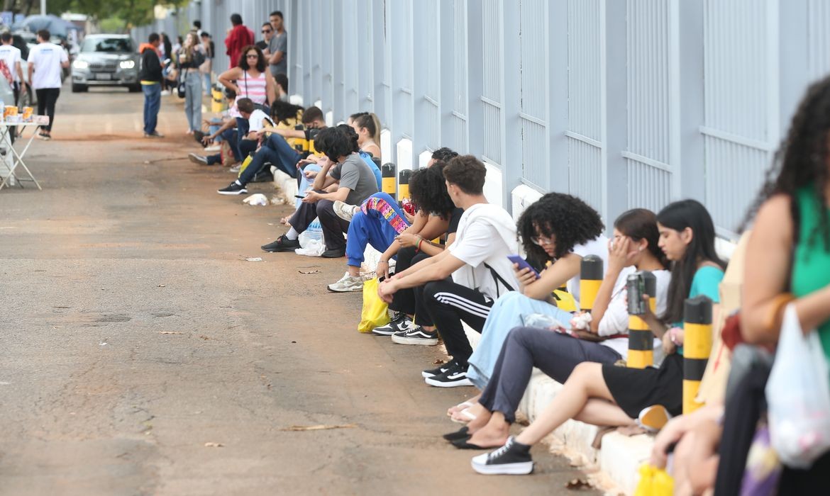 Cerca de 160 mil gaúchos estão inscritos para fazer a prova do Enem neste domingo (5)