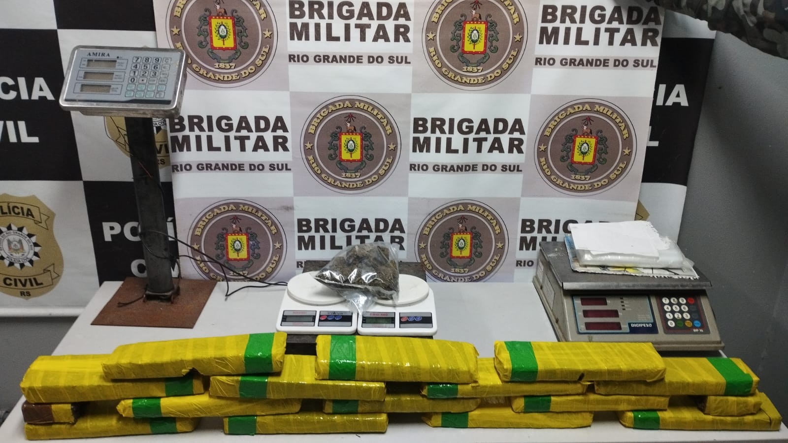 Dois homens são presos com quase 13kg de drogas no bairro Hidráulica, em Rio Grande