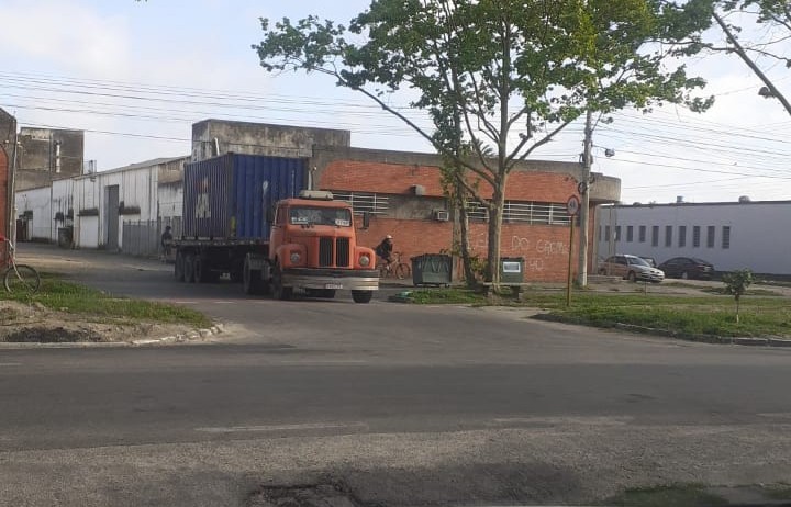 Pane mecânica em caminhão causa alteração no trânsito na Av. Portugal