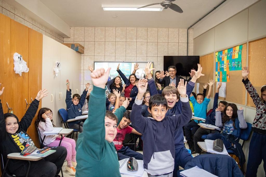 Prefeitura entrega novas telas interativas para escolas da Rede Municipal