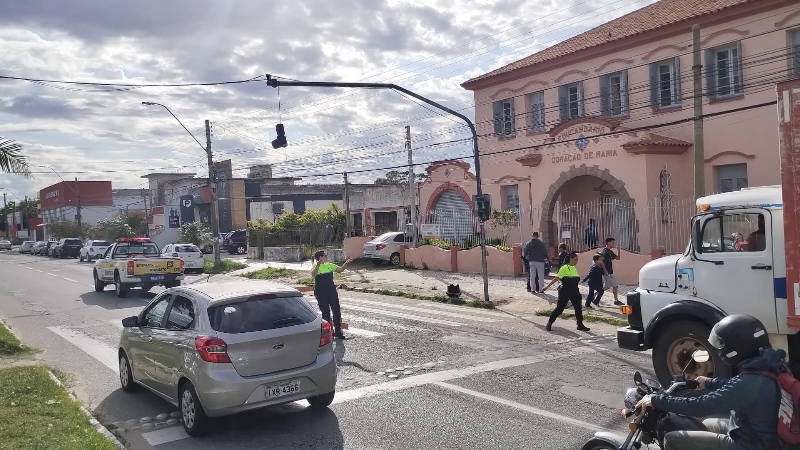 Caminhão bate em semáforo e causa transtorno no trânsito da Pres. Vargas