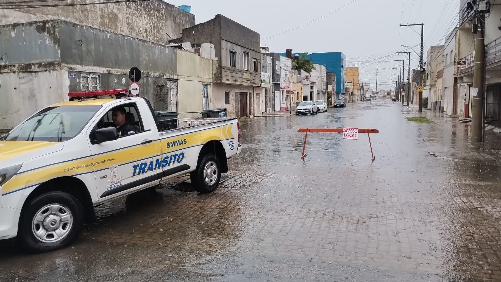 Chuva causa alagamentos em ruas de Rio Grande