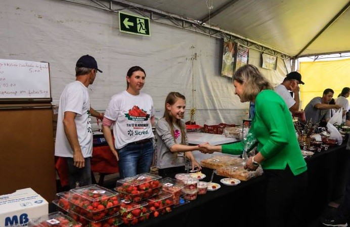 Festa Municipal do Morango reuniu milhares de pessoas em Pelotas no final de semana