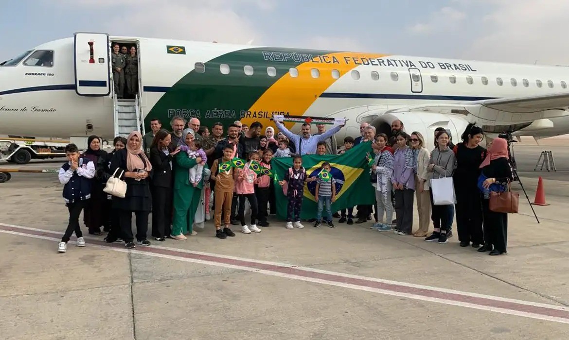 Brasileiros repatriados em Gaza decolam a caminho de Brasília